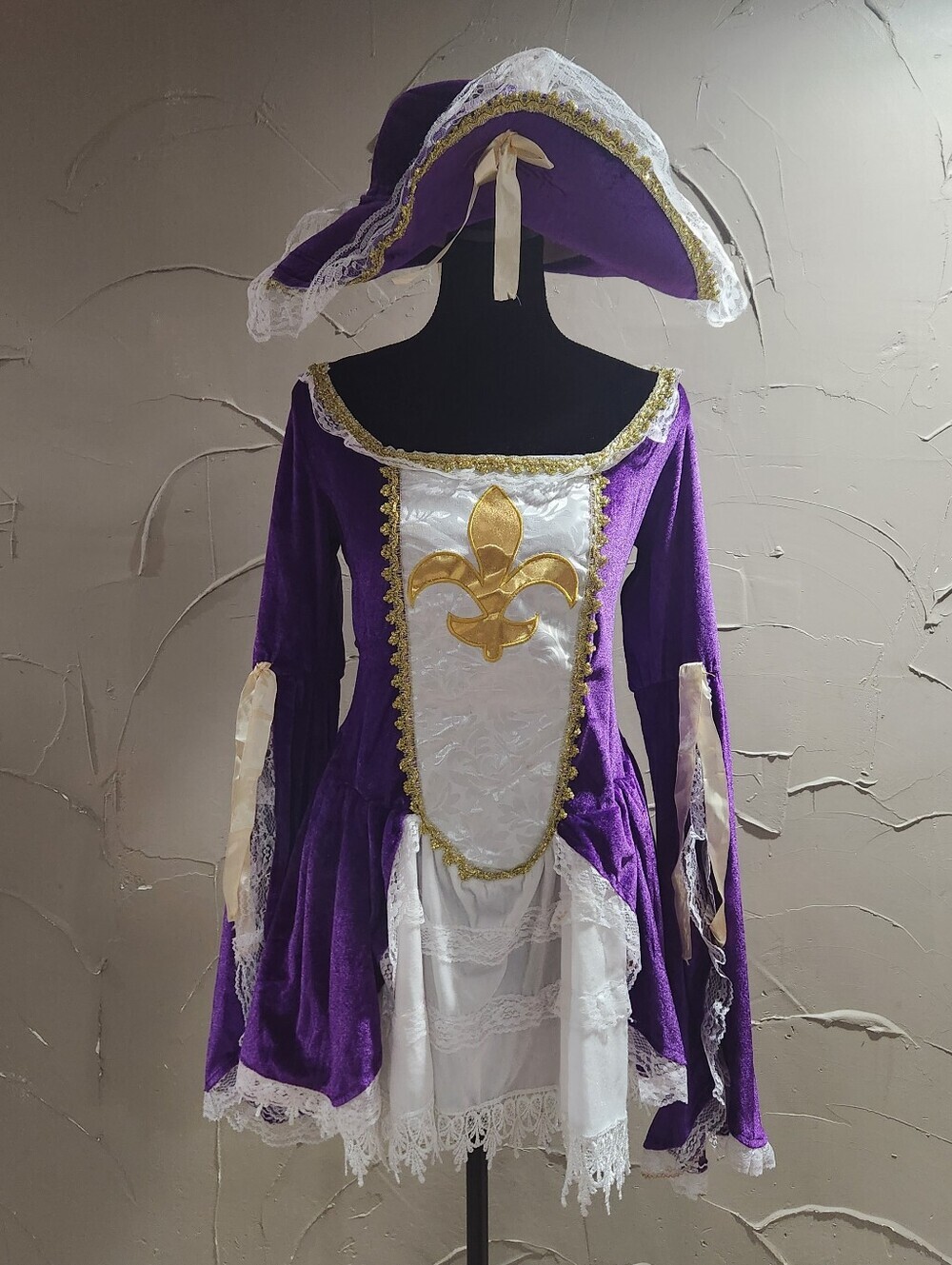 Spirit Halloween Beautiful purple pirate costume dress size S/M 4 pcs